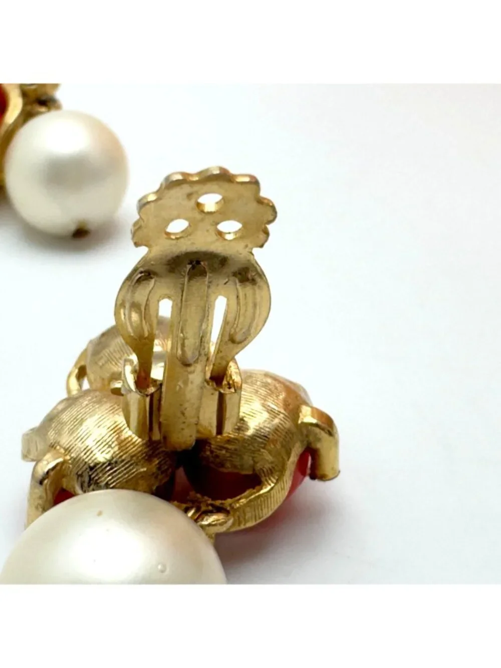 Vtg Gold-Tone Clip-On Earrings Red & White Beads Rhinestones Dangle Design - Picture 6 of 8